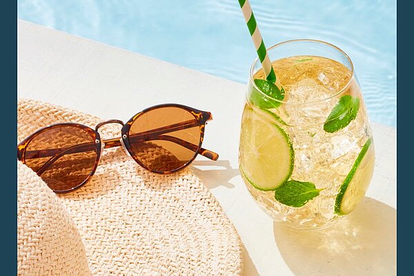 Pool mit Trinken und Sonnebrille